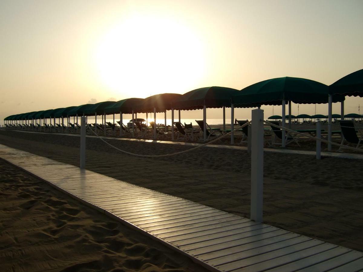 Villa Italy มารินา ดิ เปียตราซันตา ภายนอก รูปภาพ